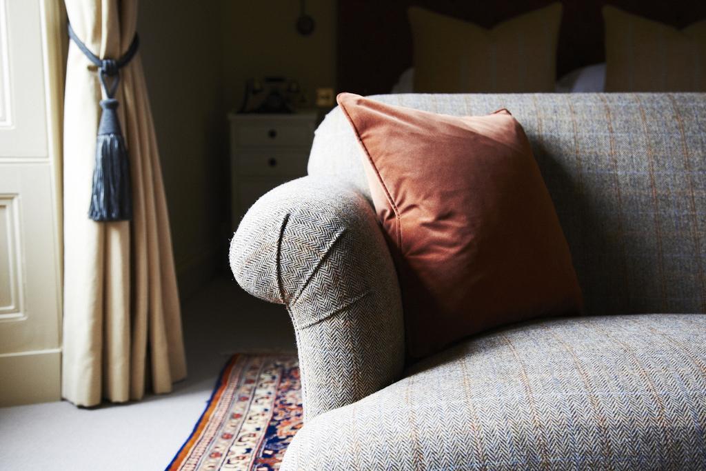 The Roseate Edinburgh - Small Luxury Hotels Of The World المظهر الخارجي الصورة A throw pillow on a sofa